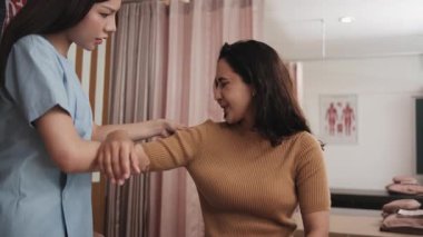 İspanyol kadın hasta el germe, kas ağrısı tedavisi için fizik terapist tarafından tedavi, kaplıca kliniğinde pasif tıbbi terapi ve sağlık hizmetleri masajı..