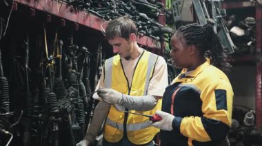 Beyaz erkek işçi yedek parça deposunu kontrol ediyor. Yığın ambarında çalışan siyah kadın müfettiş, imalat fabrikasında çalışan işçi ve dağıtım işi için endüstriyel meslek..