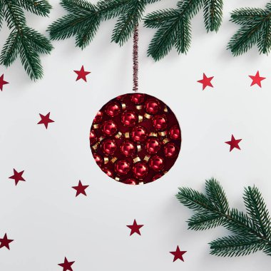Noel asgari konsepti - gerçek Noel toplarından yapılmış soyut noel mücevheri. Evergreen şubesi ve konfeti kırmızı yıldız deseni. Klasik tatil dekoru. Mutlu noeller. Kış tatili dekorasyonu.