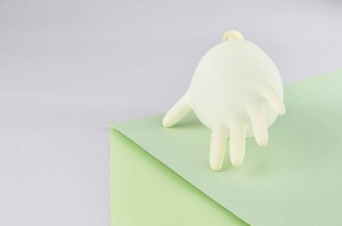 Şişirilebilir tıbbi eldiven. Yaratıcı asgari konsept. Pastel mavi arkaplan