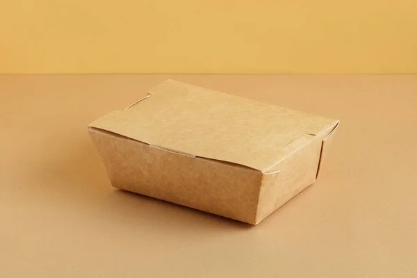 茶色の紙の食品箱 地上の色の背景 再利用可能なパッケージコンセプト — ストック写真