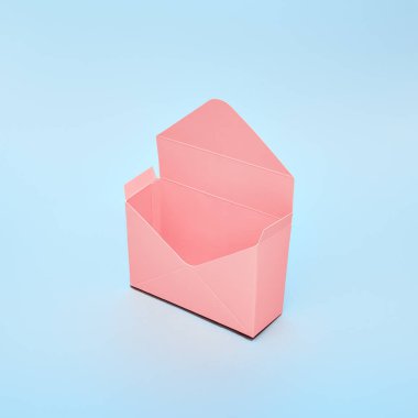 Mavi arkaplanda pembe renkli hediye paketi var. Posta kutusuyla birlikte minimum tatil düzeni. Yaratıcı trend mevcut düzen