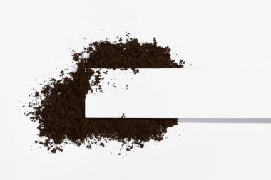 Beyaz arka planda toprak. Yer minimumu düz ve kopyalama alanı var. Tarım, organik, bahçe kavramı.