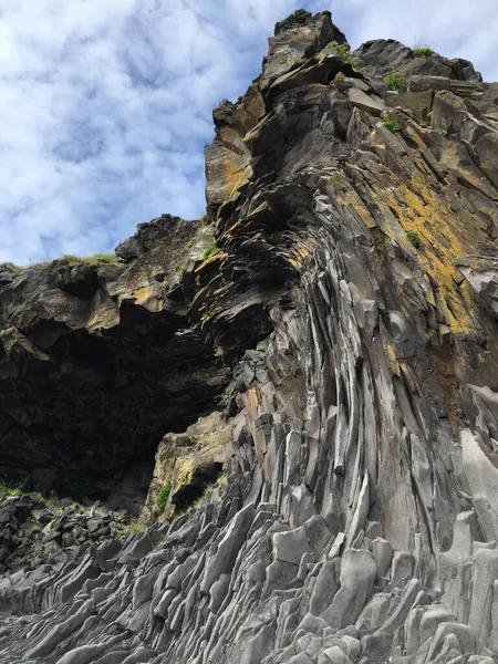 Uma Formação Rochosa Emocionante Costa Islândia Dia Ensolarado Verão — Fotografia de Stock