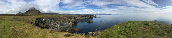 Ein Küstenabschnitt Islands Einem Schönen Tag Mit Wenigen Wolken — Stockfoto