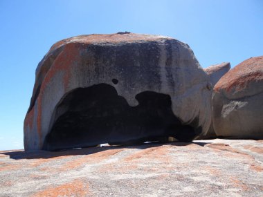 Avustralya 'da güzel bir bahar gününde kanguru adasındaki olağanüstü kayalar.