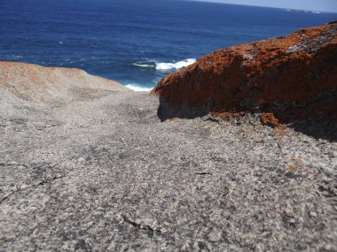 Avustralya 'da güzel bir bahar gününde kanguru adasındaki olağanüstü kayalar.