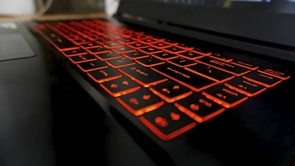Zbliżenie Oświetlenia Klawiatury Laptopa Podświetlona Czerwień — Zdjęcie stockowe