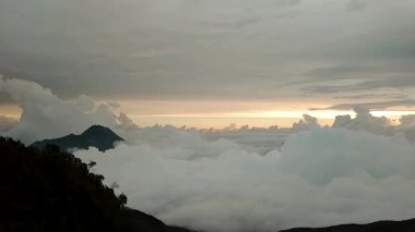 Öğleden sonra Endonezya 'nın merkezindeki Merbabu Dağı' nda zaman bulutu