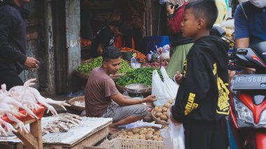 Bogor 'daki geleneksel pazar, renkli balık ve sebzeler Bogor, Endonezya' daki kamu pazarlarından satın alınabilir