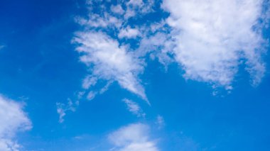 Gün boyunca açık mavi gökyüzü