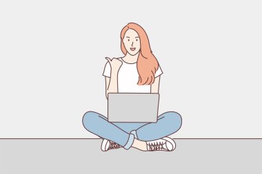 Dizüstü bilgisayarda çalışan mutlu, gülümseyen kadın yerde bacak bacak bacak üstüne atıp başparmağını kaldırdı. El çizimi biçim vektör tasarımı çizimleri.