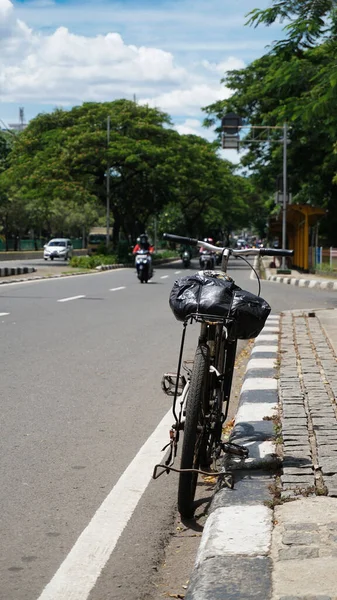 Bicicleta Apoiada Contra Divisor Estrada — Fotografia de Stock