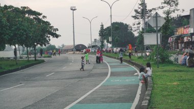 Çocuklar parkta aileleriyle oynuyorlar, Pakansari Stadyumu, Bogor, Endonezya.