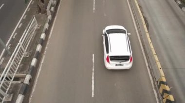 Jakarta, Endonezya - 2 Temmuz 2021: Hafta sonları Jakarta şehrinde trafik.