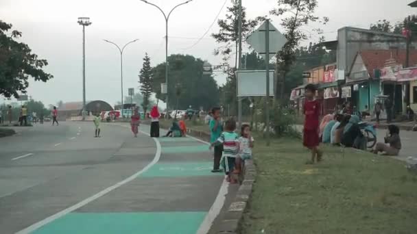 インドネシアのボゴール 2021年7月2日 子供たちは喜びで午後に屋外で遊ぶ — ストック動画