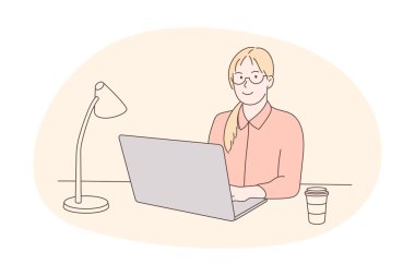 Evde mutlu bir ifadeyle dizüstü bilgisayar kullanan genç bir kadın. El çizimi biçim vektör tasarımı çizimleri.