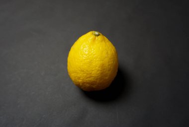 Siyah arkaplanda taze limon.