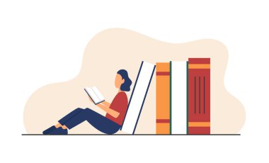 Kitap okurken bir yığın kitabın üzerinde oturan bir kadın. Kampüsteki kütüphanede kitap okuma kavramı.