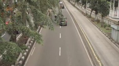 Jakarta, Endonezya - 5 Nisan 2021: Jakarta şehrinde hafta sonları trafik.