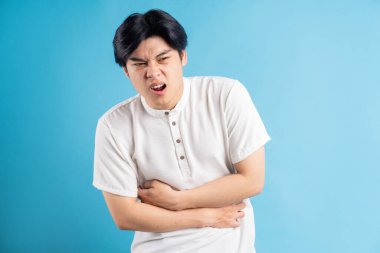 Asyalı adamın karnı ağrıyormuş.