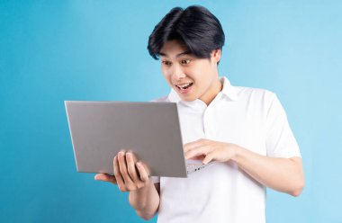 Asyalı adam şaşırmış bir ifadeyle yazıyormuş.