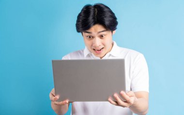 Asyalı adam şaşırmış bir ifadeyle yazıyormuş.