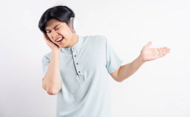 Asyalı adam şarkı söylerken müzik dinliyordu.