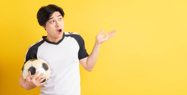 Asyalı adam topu tutuyordu ve elini yana uzattı.