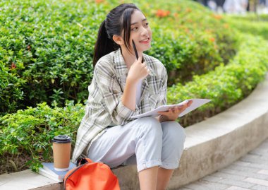 Öğrenciler okulda açık havada okuyor.