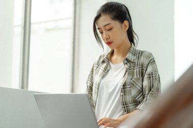 Öğrenciler merdivenlerde ders çalışıyor.