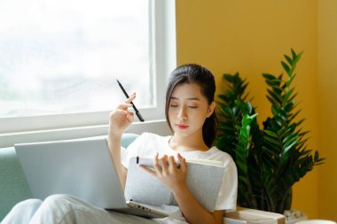 Salgın sırasında Asyalı öğrenci eğitimi