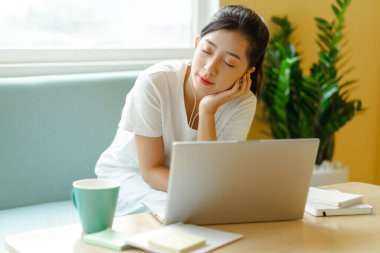 Salgın sırasında Asyalı öğrenci eğitimi