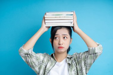 Mavi sırt grubunda Asyalı bir öğrencinin görüntüsü