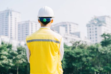 Asyalı inşaat mühendisleri bölgede deneysel testler yapıyorlar.