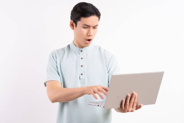 Genç adam şaşırmış bir ifadeyle bilgisayara bakıyordu.