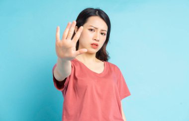 Güzel Asyalı kadın daha fazla yaklaşmamasını istemek için elini uzatıyordu.