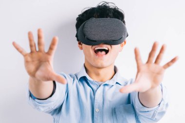 Adam sanal gerçeklik gözlüğünü tecrübe ediyor.