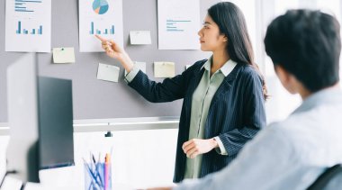 Genç bayan yönetmen, personelin uygulanması için bir plan hazırlıyor.