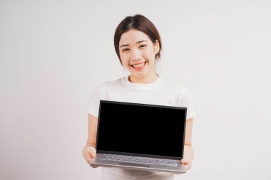 Beyaz arka planda bilgisayarı tutan genç kızın portresi