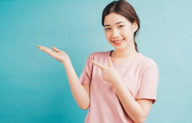 Mavi arka planda bir tarafı gösteren kız portresi