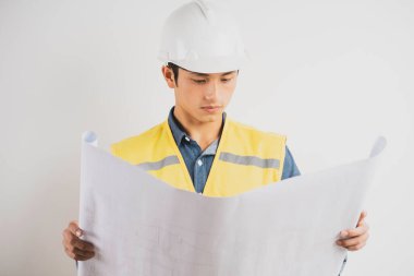 Teknik çizimi okuyan Asyalı inşaat mühendisi