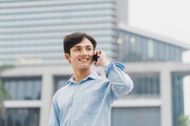 Asyalı işadamı dışarıdan arıyor.