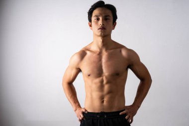 Temiz kasları ve derisi olan yakışıklı bir gencin portresi.