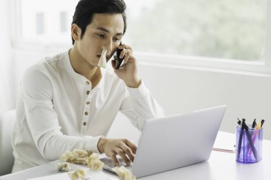 Hasta bir erkek çalışanın portresi hala yorgun bir yüzle işe gitmek zorunda.