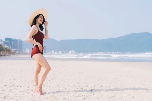 Linda Jovem Mulher Asiática Swimwear Relaxante Praia Durante Férias Verão — Fotografia de Stock