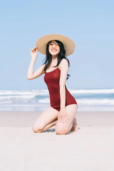 Hermosa Joven Asiática Mujer Traje Baño Relajante Playa Durante Las — Foto de Stock