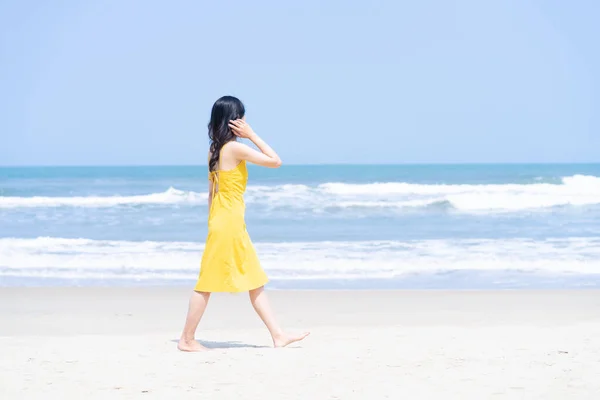 Junge Asiatin Genießt Sommerurlaub Strand — Stockfoto