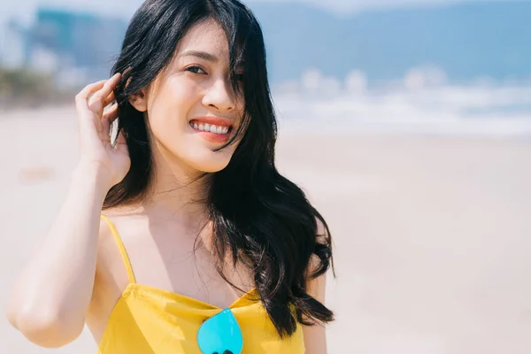 Jovem Mulher Asiática Desfrutando Férias Verão Praia — Fotografia de Stock