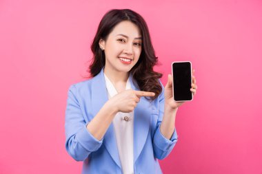 Pembe arka planda akıllı telefon kullanan Asyalı iş kadını